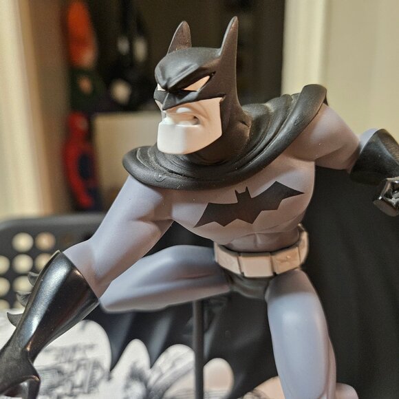 DC Direct Batman Black & White Animated Series 7" Statue 1875/4000 Bruce Timm - Picture 6 of 12